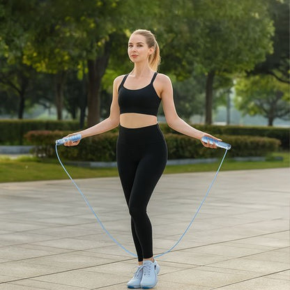 CORDE A SAUTER | FitPulse - Mood of training Jeune femme s'entraine dans un parc