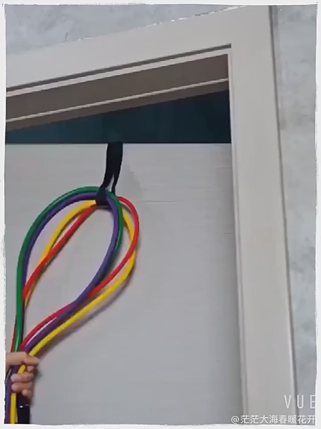 video d'utilisation des tubes élastiqiques bloqués dans une porte pour une séance de musculation des dorsaux